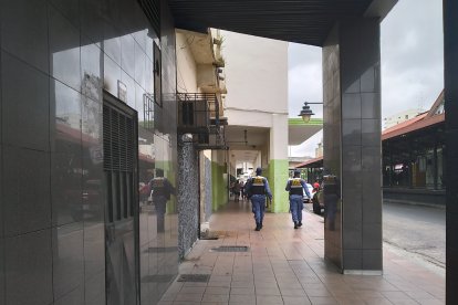 Por las calles de la bahía se pueden ver agentes municipales, policías y miembros de la ATM.