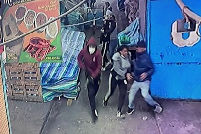 El hombre de capucha sería el victimario.