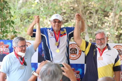 Premiación  en categoría producción optis: 1. Luis Pérez  (centro), 2. Roberto Gilbert, 3. Alejandro Taramelli.