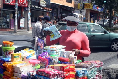 En la entrada a La Bota, norte de Quito, Larmonise Paul tiene un puesto de venta de útiles de aseo.