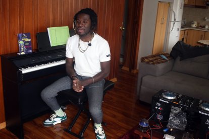 Jeanel Milien creó una bebida energizante que prepara con una planta llamada moringa.