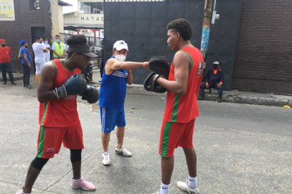 Karate Loor, ex campeón nacional y de América, le muestra a sus muchachos cómo lanzar un golpe con mayor efectividad.