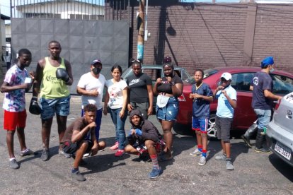 Parte de los muchachos que se forman bajo la guía de Karate Loor, tirando puñete frente al camal.