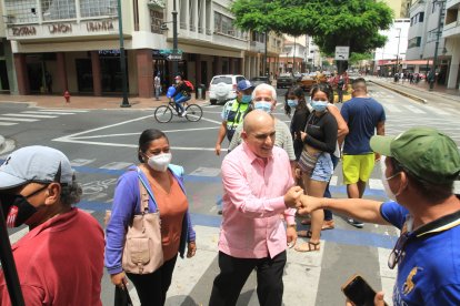 Cuando va por la calle, sus seguidores le piden fotos o que los ayude.