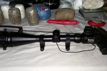 En el cantón Durán, los investigadores encontraron una mira telescópica y otro armamento.