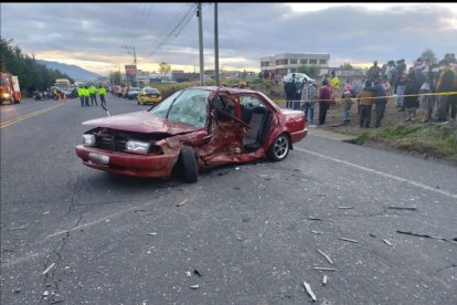 En este vehículo iban ocho pasajeros. Cinco de ellos lograron sobrevivir.
