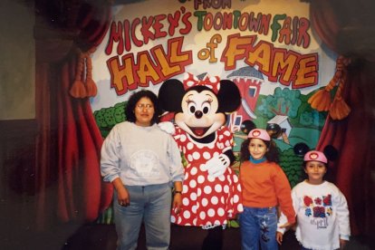 Ketty junto a las hermanas Suéscum en Disney.