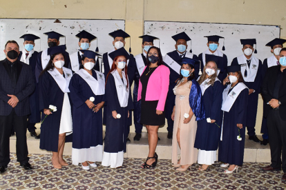 Los egresados festejando la graduación.