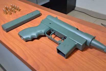 La subametralladora y las municiones halladas a los sospechosos.