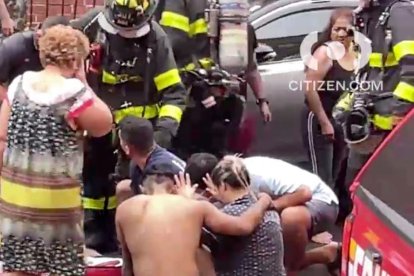 Vecinos y otras personas se arrodillaban para orar por la salud de la niña.