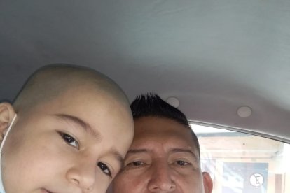 Los controles de Thiago indican que está en buenas condiciones de salud. En la foto aparece con su papá, su donante.