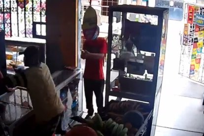 Los dos individuos portaban armas de fuego y amedrentan al tendero.