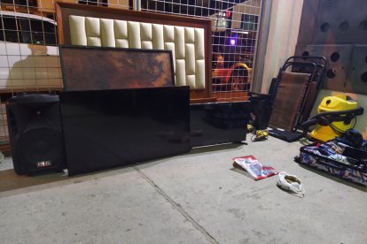 Parte de los objetos recuperados en una vivienda donde descansaba uno de los implicados en robos.