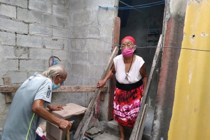 Julio la cuida tanto que le puso unos palos reciclados