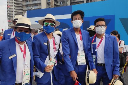 El entrenador Julio Chuqui (i), junto a Diego Arévalo (guía),    Darwin Castro, atleta, y Sebastián Rosero, en el desfile de inauguración 
de Tokio.