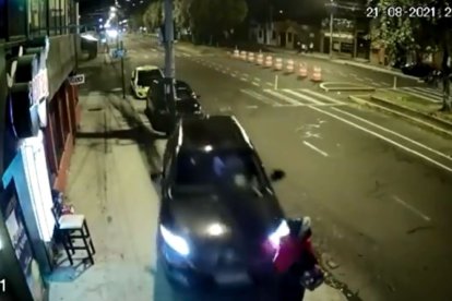 Este es el momento en el que el vehículo embiste a la señora.