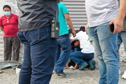 Familiares se abrazan luego de la tragedia que no cobró vidas humanas.