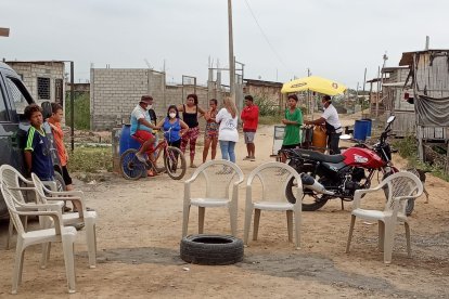 En esta zona marginal de Durán se vela a la víctima.