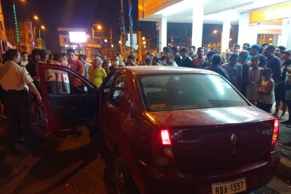 El populacho se acercó a ayudar a sacar a los niños del vehículo.