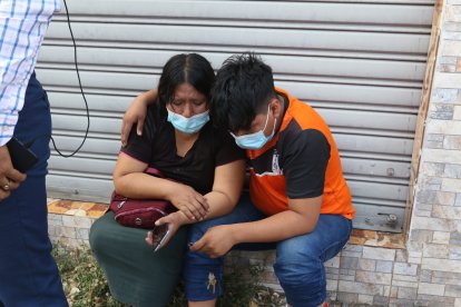 Juana Pilco Guamán recibía el consuelo de sus familiares. Estaba consternada.