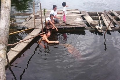 En el río se puede tomar un baño y conocer los delfines rosados.