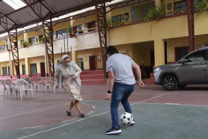 Experta en hacer galletas, la monjita muestra sus habilidades con el balón.