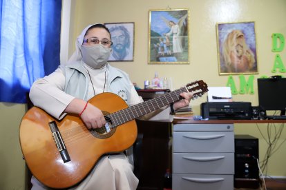 Aunque no lo creas, la religiosa también toca la guitarra. Es multifacética.
