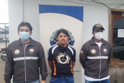 Aún con sus manos esposadas, Elías Peralta Vargas no dejaba de sonreír.