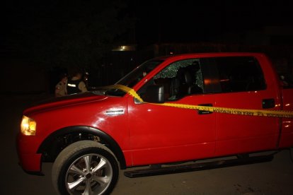 La camioneta en que iban a embarcase los hombres quedó con vidrios rotos.