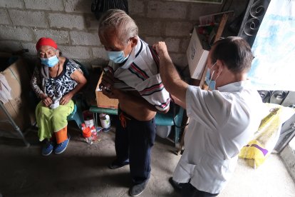 El doctor Machado auscultó al septuagenario para saber cómo están sus pulmones.