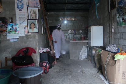 Un equipo de profesionales se encargó de la fumigación de la casa.