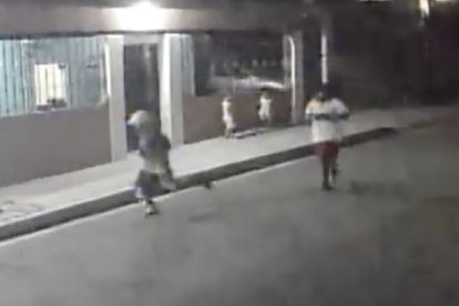 El crimen quedó grabado en el sistema de vigilancia de una casa.