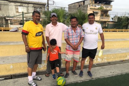 Gente de fútbol: Glen Zamora, Vicente Simarra, Roberto Véliz y Juan Carlos Vera.