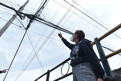 Vecina muestra la sobrecarga que existe en la calle Riofrío.