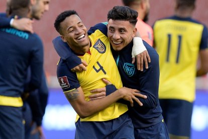 Los debutantes el eliminatorias Byron Castillo (4) y Joao Rojas celebraron juntitos.