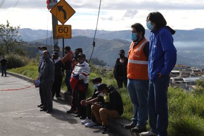 Algunos moradores de Puengasí se quedaron esperando un bus.