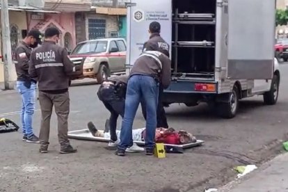 El cadáver fue trasladado al Laboratorio de Criminalística y Ciencias Forenses.