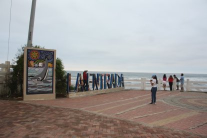 El nombre de la comuna, en el malecón, uno de los sitios preferidos para tomarse fotos.