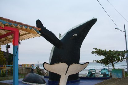 El monumento a la ballena jorobada, marco para fotografiarse.