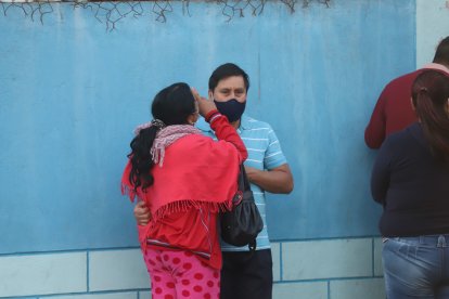 Una de sus hijas se lamentaba por la muerte de la señora.