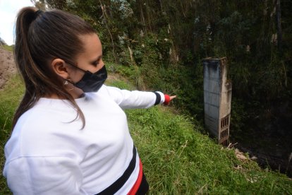 La hermana de Natalia muestra la quebrada donde hallaron restos.