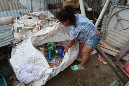 En su patio guarda las botellas plásticas que recoge todos los días en el centro de Guayaquil.
