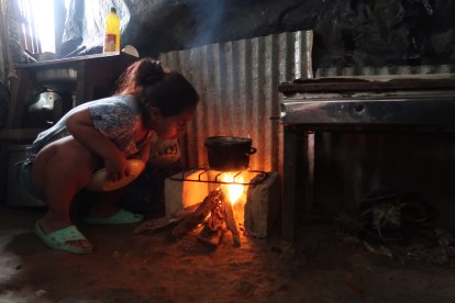 La necesidad le llevó a crear este fogón: dos bloques de cemento, una parrilla y leña.
