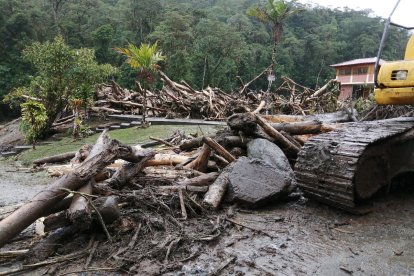 Pese a la lluvia siguieron con la tarea de remover los escombros.