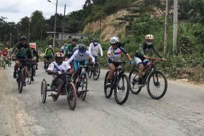 Ciclistas del sector de Esmeraldas acompañaron a Víctor Montaño en sus entrenamientos diarios.