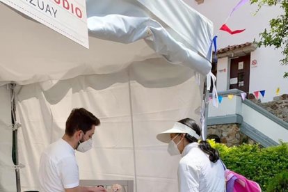 Los artistas muestran sus variadas creaciones en distintos materiales.