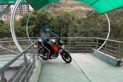 Esta imagen fue captada por una residente en el paso peatonal de vía a la costa, el ubicado cerca de la ciudadela Puerto Azul.