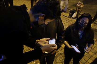 Los usuarios deben presentar su carné de vacunación antes de ingresar.