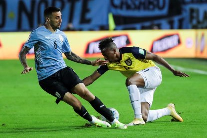 Matías Vecino (i) de Uruguay disputa el balón con Michael Estrada de Ecuador.