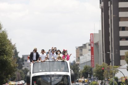 Carapaz al momento de ser recibido por sus fanáticos en Quito.